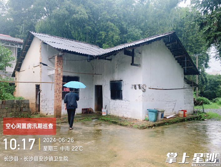 县住建局对安沙镇空心闲置房进行巡查。