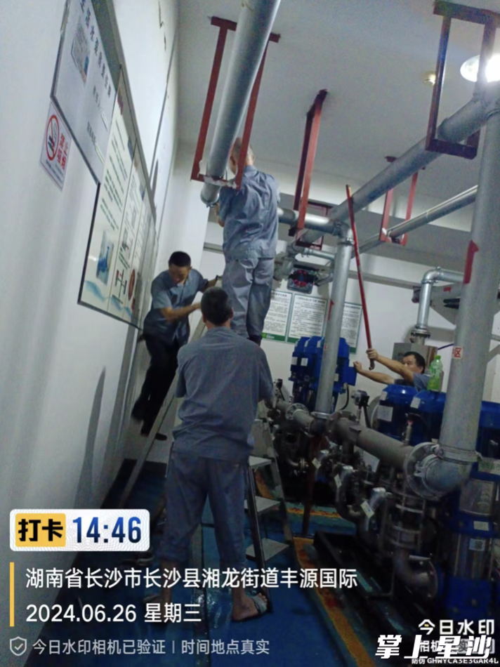 丰源国际小区，永诚物业在进行防汛工作检查。