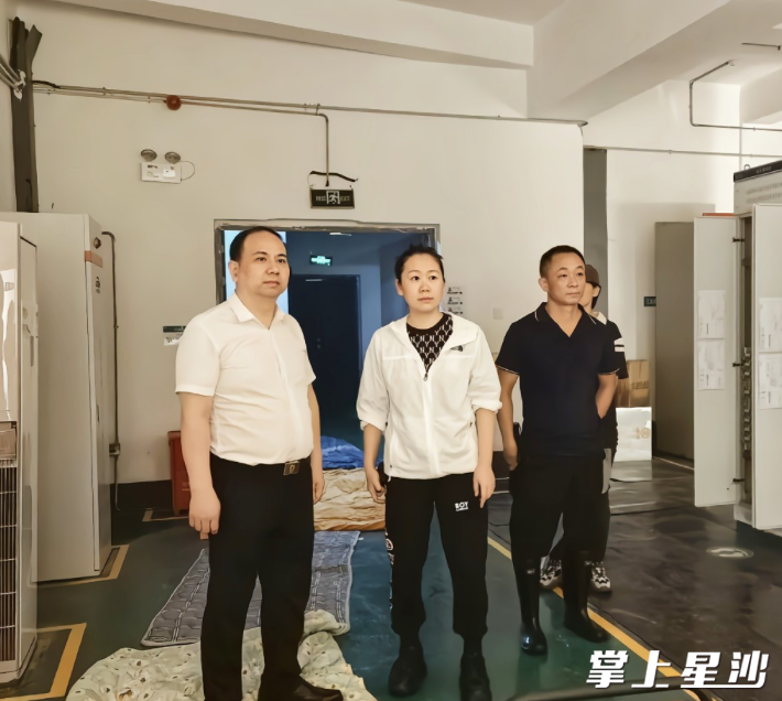 6月26日，县住建局相关负责人到经开区㮾梨公租房小区督导防汛工作。均为县住建局供图