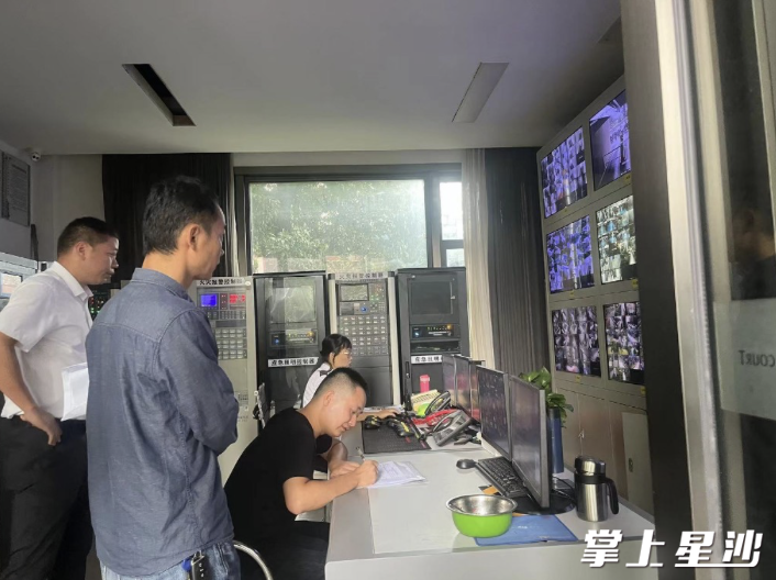 6月26日下午部署会后，32个应急组和48个网格员再次对全县313个物业小区配电箱、消控室、边坡围墙等附属设施进行防汛隐患全面摸排，截至当晚12时已全部完成摸排统计。