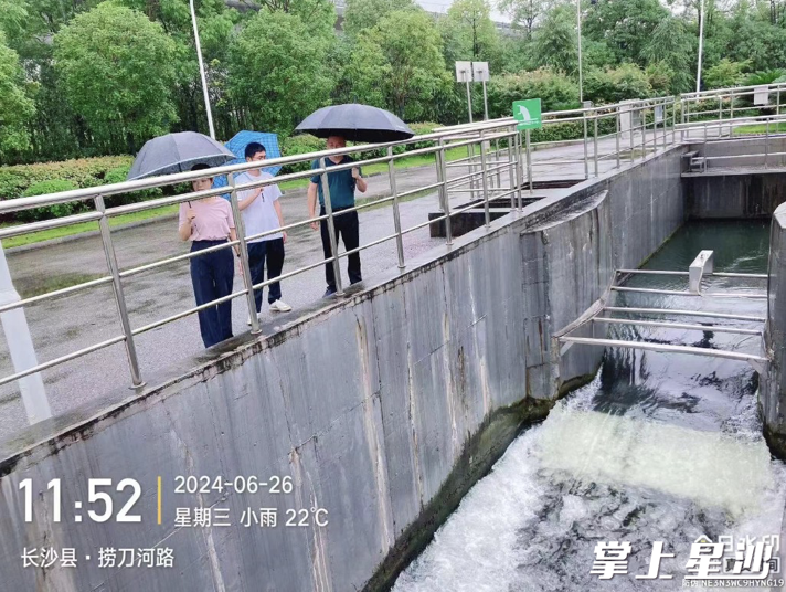 在城北污水处理厂检查汛期运行情况。
