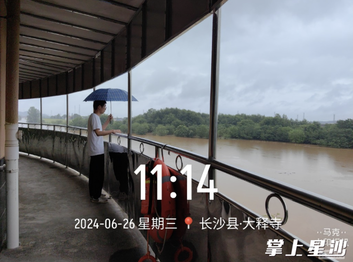 在星沙水务取水泵站检查汛期运行情况。