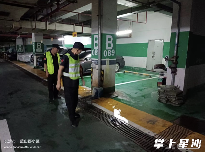 在蓝山郡小区，永倡物业积极开展防汛工作巡查。