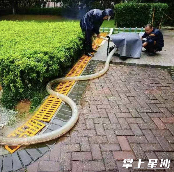 在金甲坪社区的小区内，物业正在积极开展防汛工作。