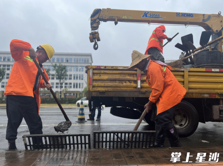 市政工人正在对下水管道进行清淤。均为杨欣雨 摄