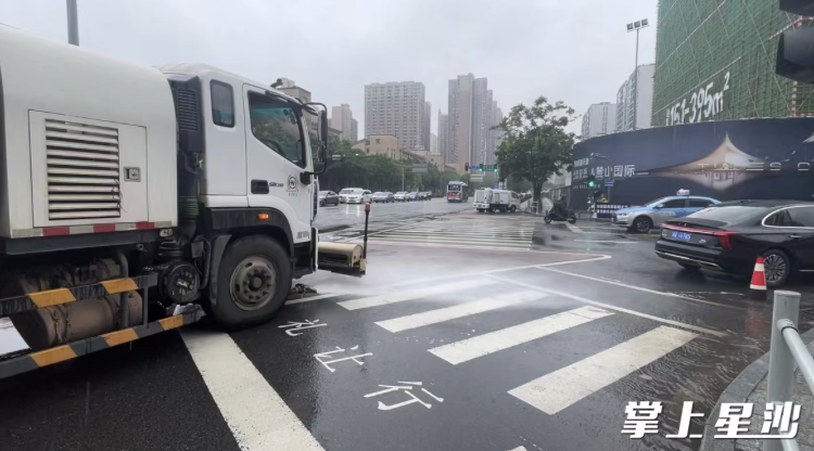 长沙县特立路上，洒水车正在对路面进行消杀。