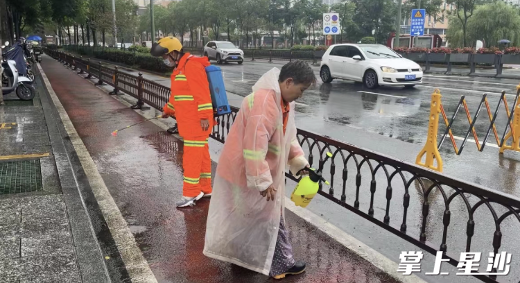 环卫工人正在对道路进行人工消杀。