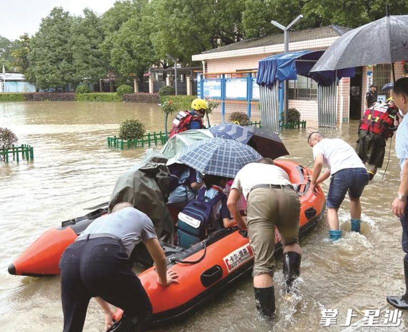 强降雨导致㮾梨街道保家村佳欣小学近700名师生被困，救援队出动皮划艇等交通工具护送学生们安全离校。㮾梨街道供图