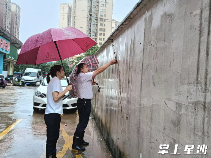 圣力华苑小区，物业对临街围墙开裂处进行检查，暂无异常。