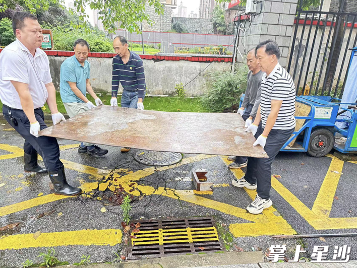 圣力华苑小区临漓湘路消防通道路面破损，为防止意外，相成物业暂对该路面铺设铁板处理。