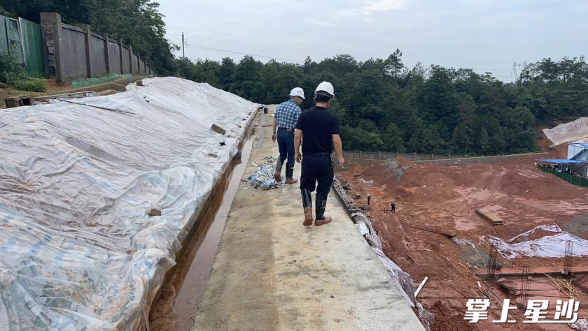 雨季汛期防汛安全巡查照片（国家杂交水稻综合试验基地建设项目）。