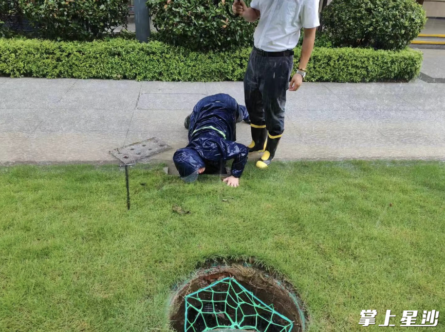 华润置地二期小区，物业积极开展防汛工作。
