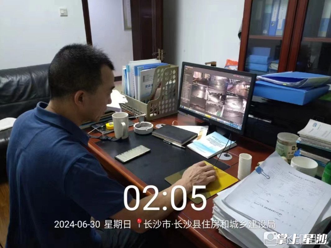 通过视频监控对建筑工地进行汛期安全巡查。