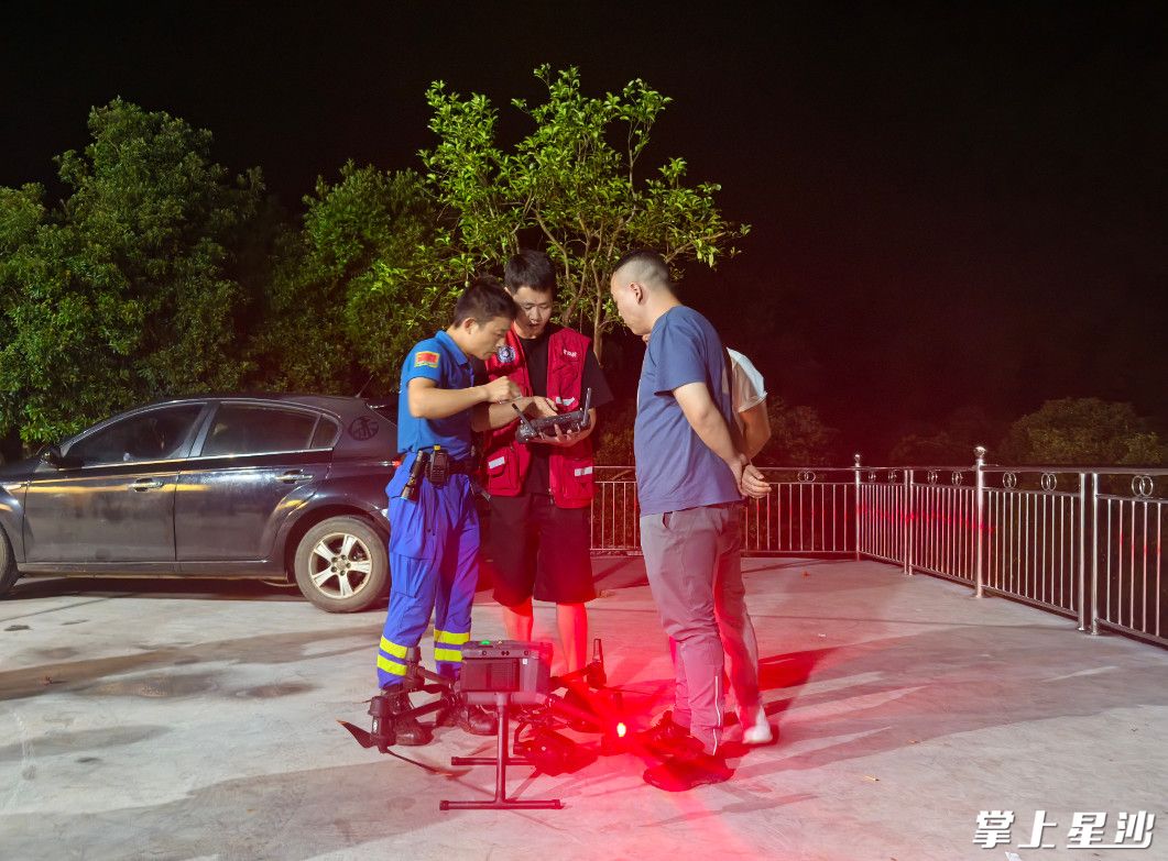 6月29日夜间，工作人员利用无人机挂载红外夜视仪在江背进行人员搜救。