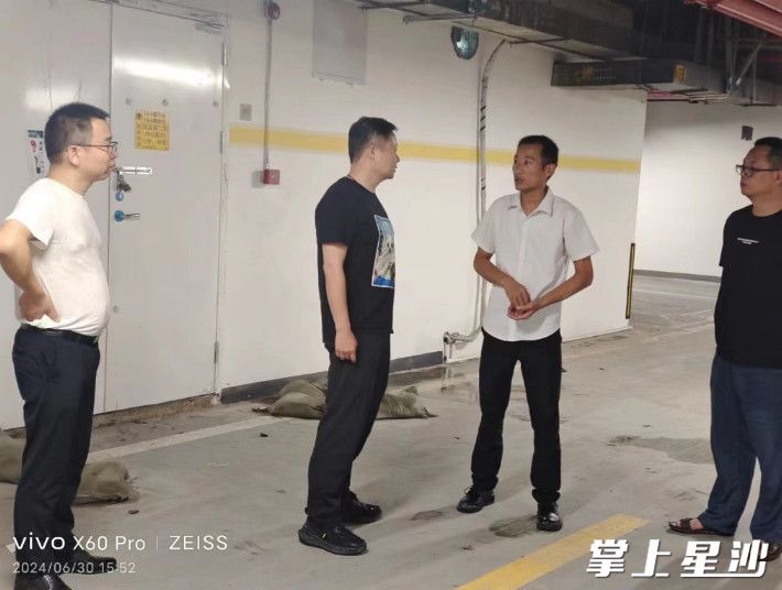 检查物业小区地下车库防汛工作。