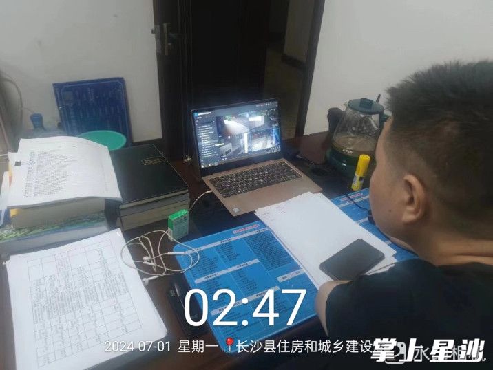 通过视频监控对建筑工地进行汛期安全巡查。