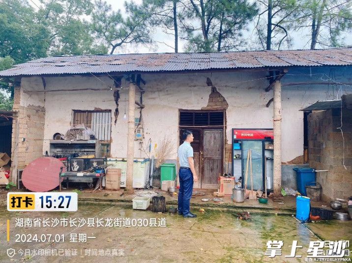 对长龙街道自建房进行汛期巡查。