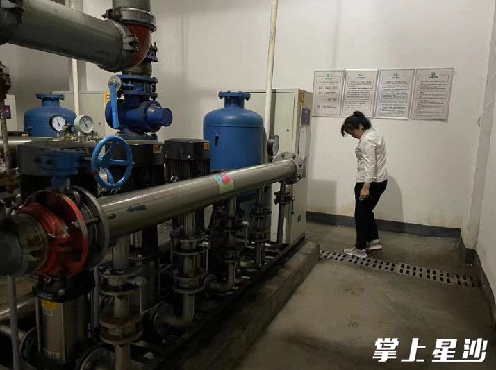 高林仕家小区，相成物业检查地下室排水沟。