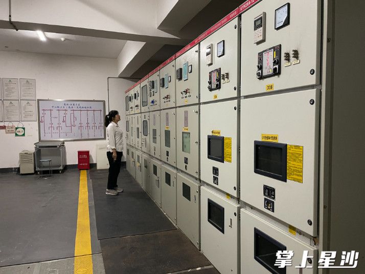高林仕家小区，相成物业检查设备运行情况。