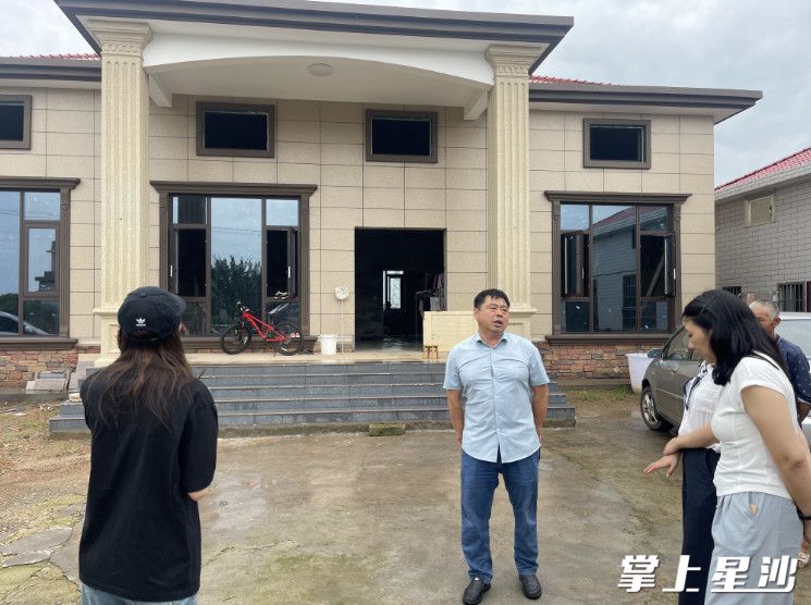 前往开慧镇、福临镇、果园镇对限额以下村民建房、乡镇污水处理厂、农村低收入群体房屋受灾情况进行巡查。图为检查限额以下村民建房。