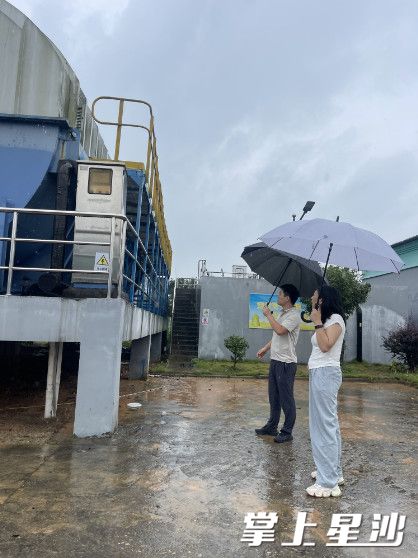 前往开慧镇、福临镇、果园镇对限额以下村民建房、乡镇污水处理厂、农村低收入群体房屋受灾情况进行巡查。图为检查乡镇污水处理厂。