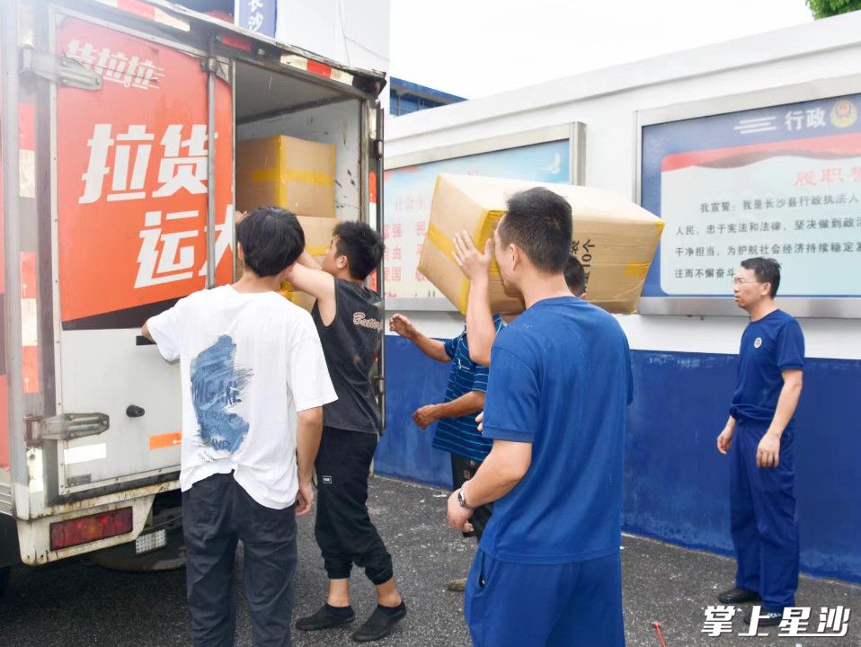 长沙县应急局党员带队发放物资至各乡镇。刘梓嫣 摄