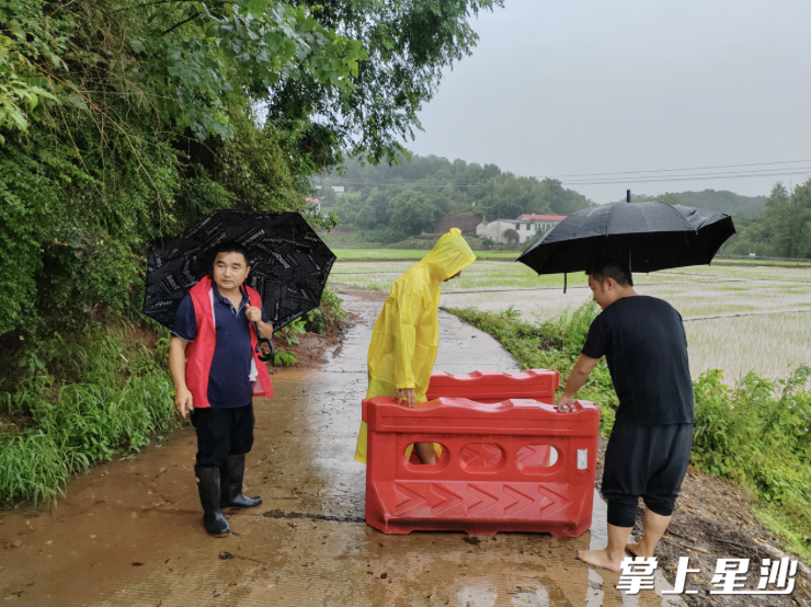 对存在边坡垮塌的道路进行临时封闭。均为街道供图