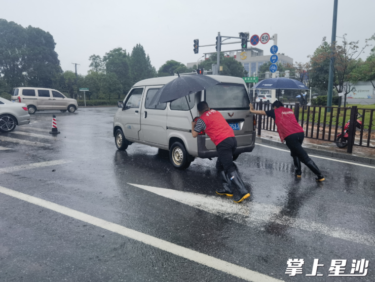 长龙街道党员志愿者帮助熄火面包车推行70余米。