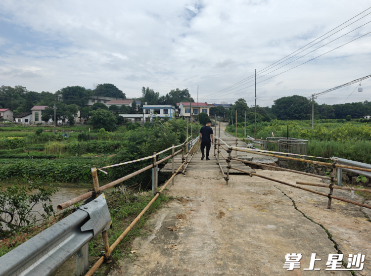 经过一夜的抢修，村民得以正常出行。均为安沙镇供图