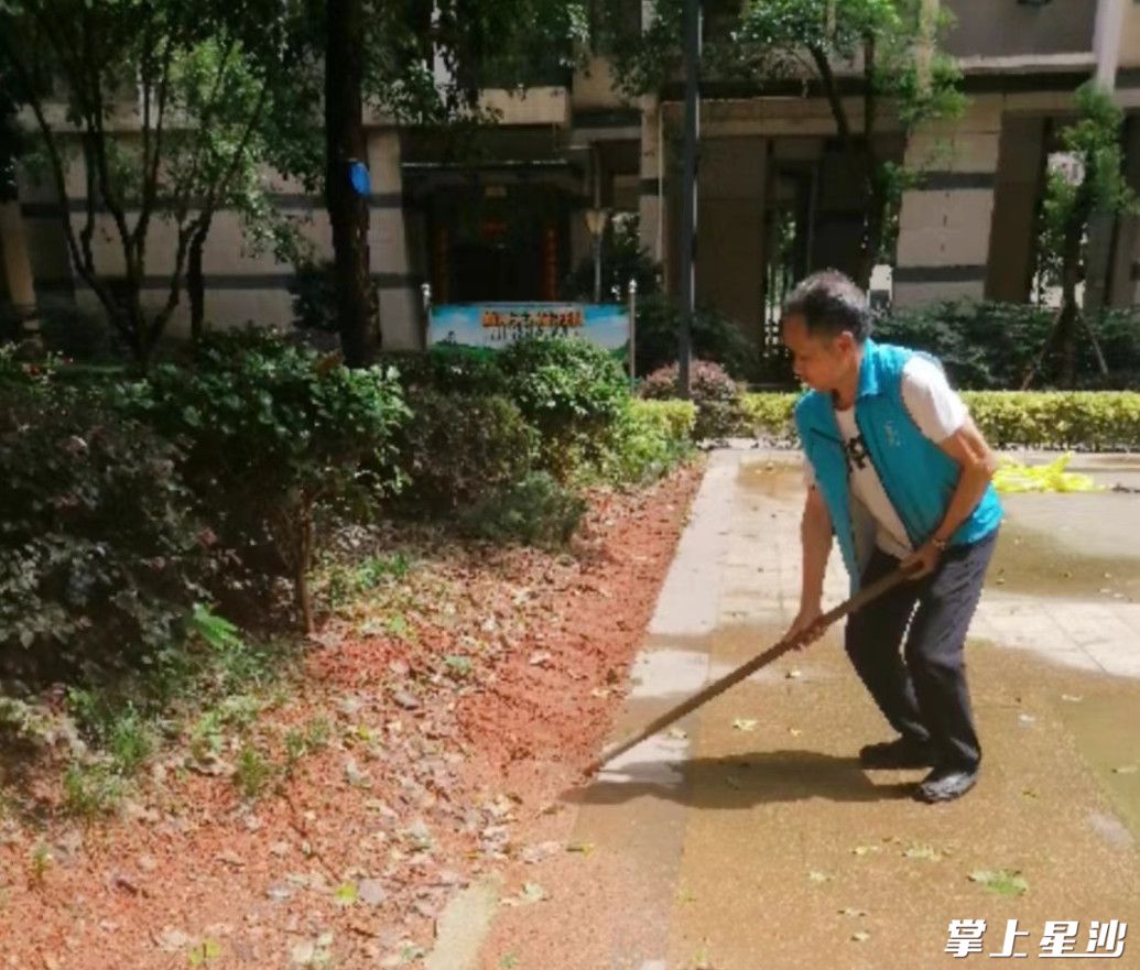 蓝山郡小区，永倡物业清洗大雨过后小区内的黄泥巴。