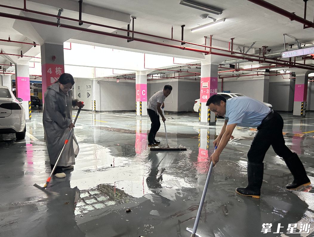 华远碧桂园·海蓝城小区，碧桂园物业清理地下车库的积水。均为县住建局供图