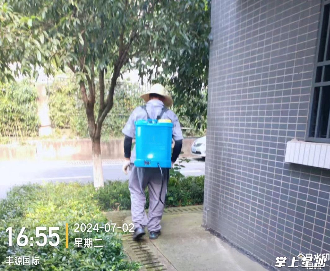 丰源国际小区，永诚物业开展消杀工作。