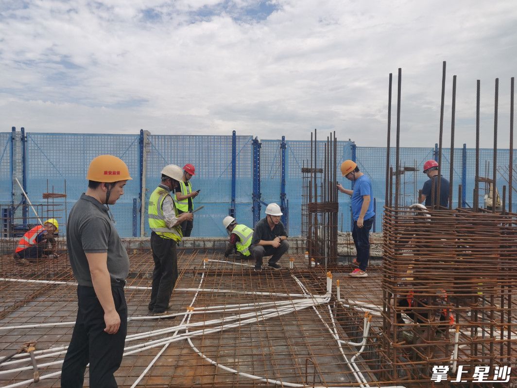 县住建局对星悦湾新建小区项目复工进行指导。