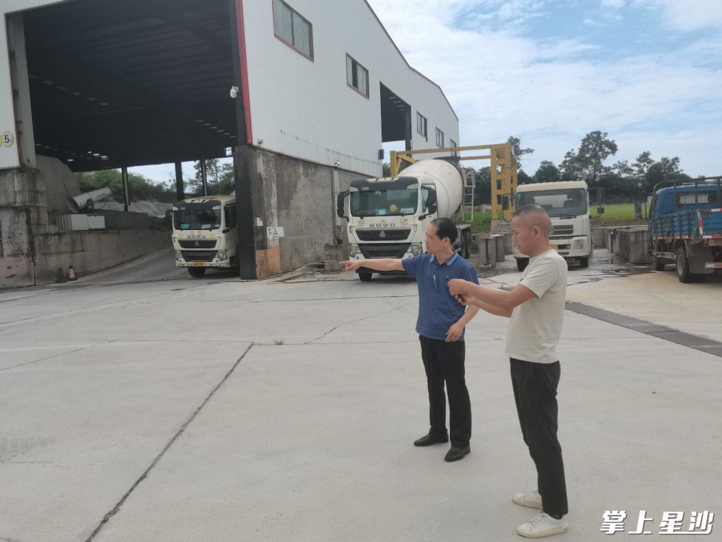 县住建局对湖南日昇混凝土有限公司复工进行指导。