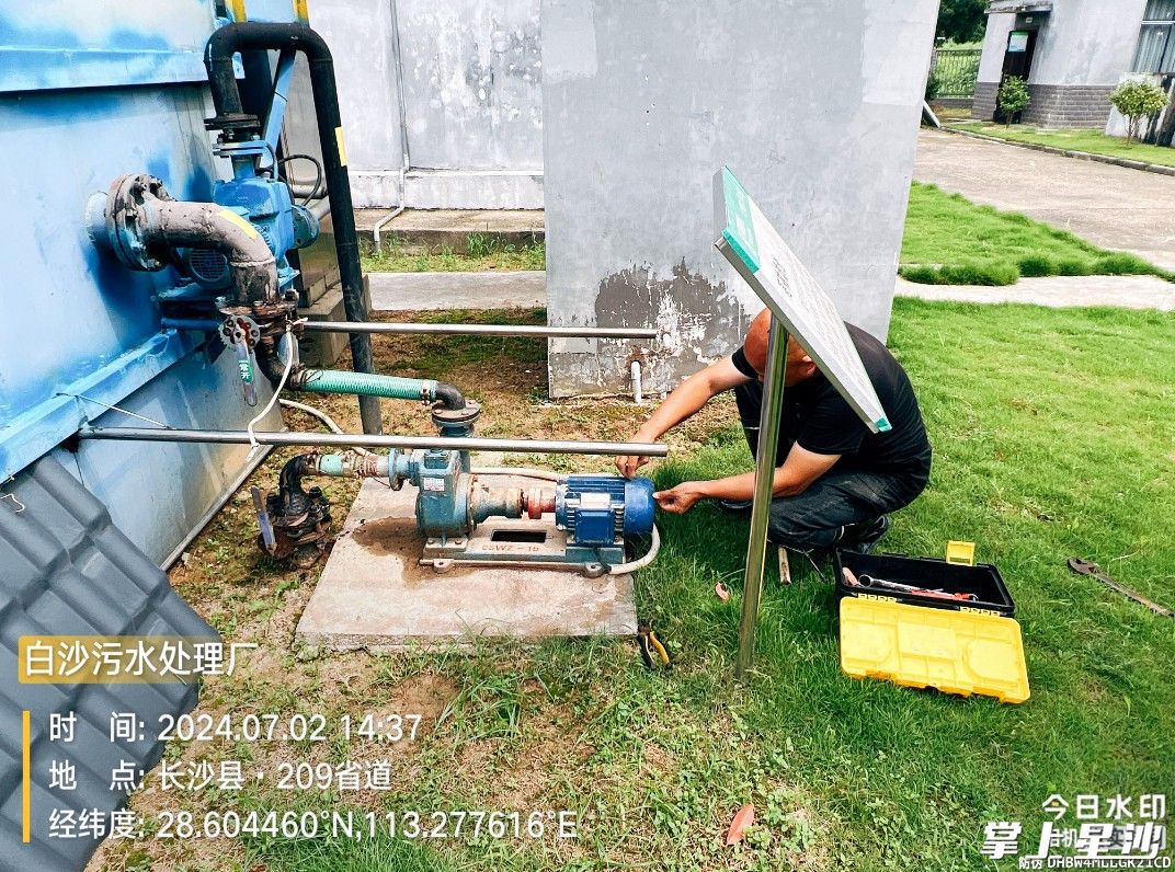 白沙污水处理厂检查仪器设备。