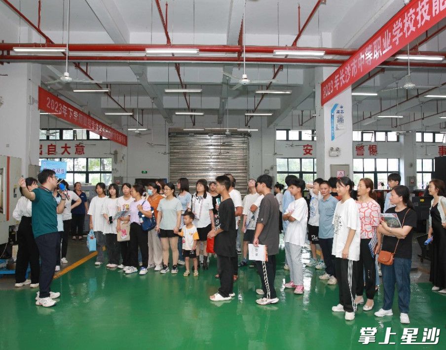 考生和家长参观长沙县职业中专学校实训室。均为李杰 摄