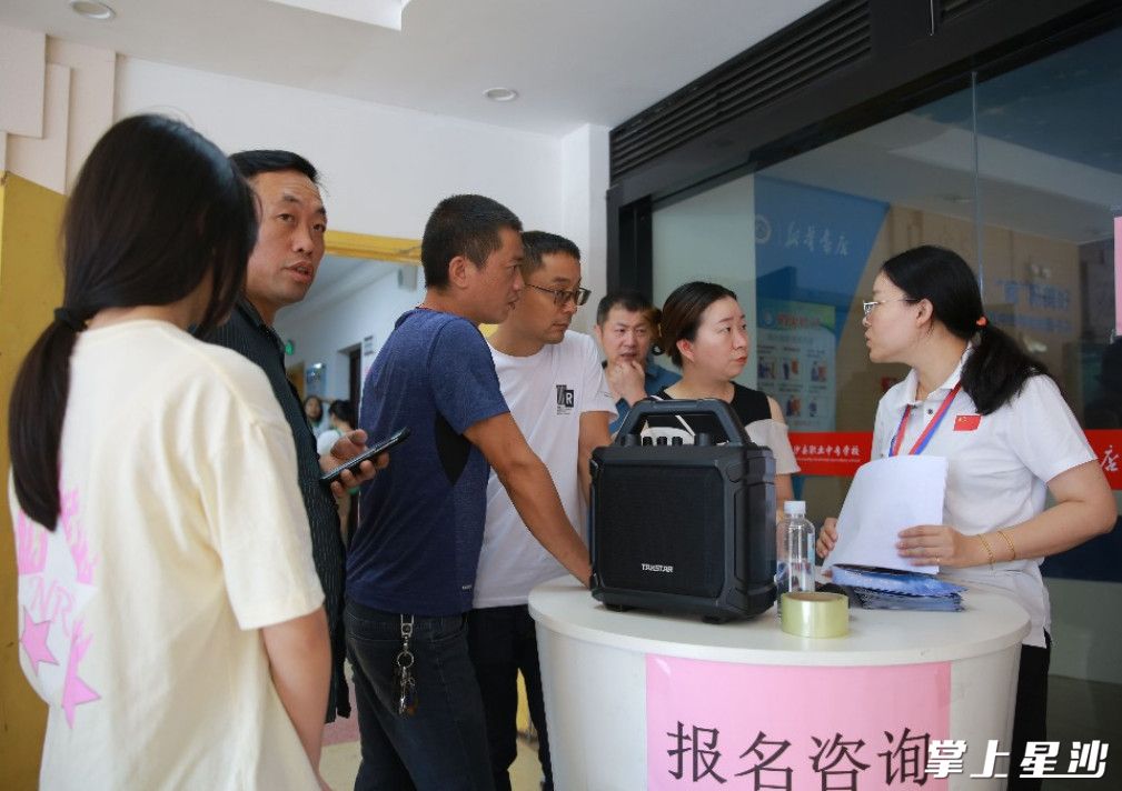 家长们积极咨询报名入学渠道。