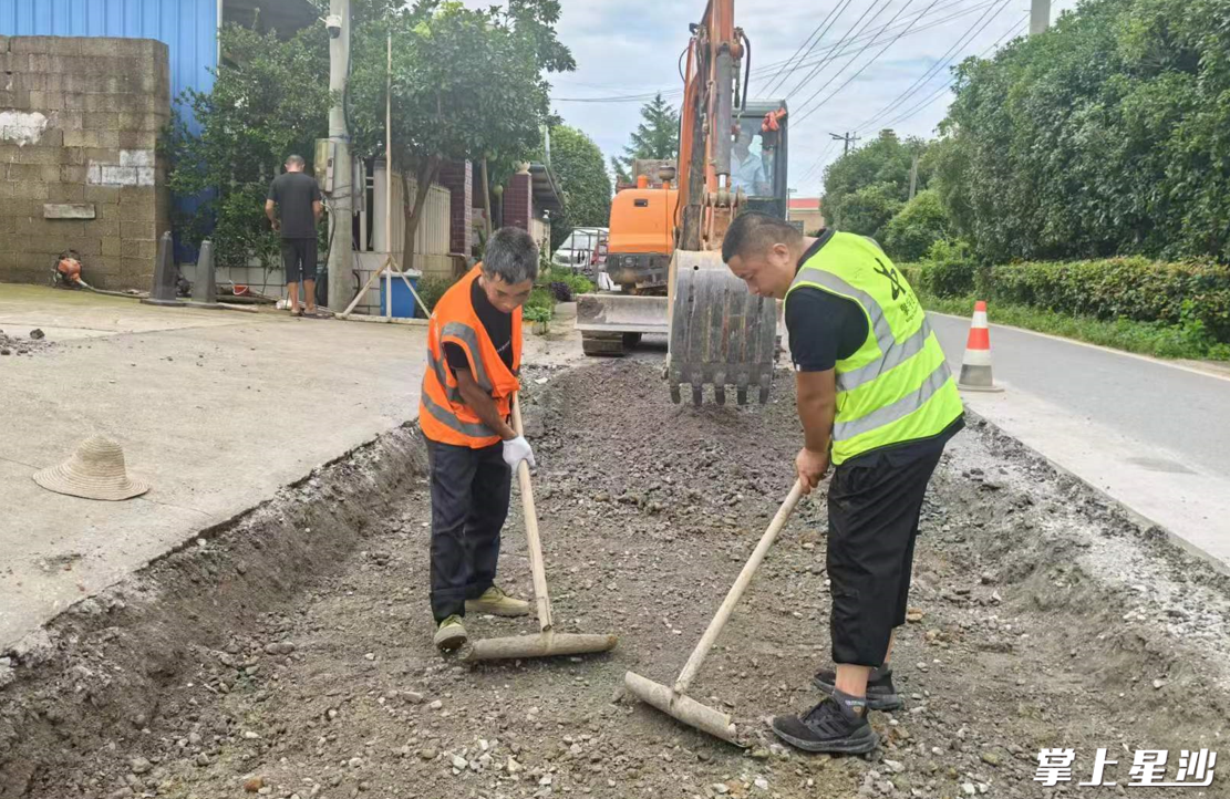 X305黄兴镇仙人市村路段受损路面修补工作有序推进，预计10天后可恢复原样。  谭晓波 摄
