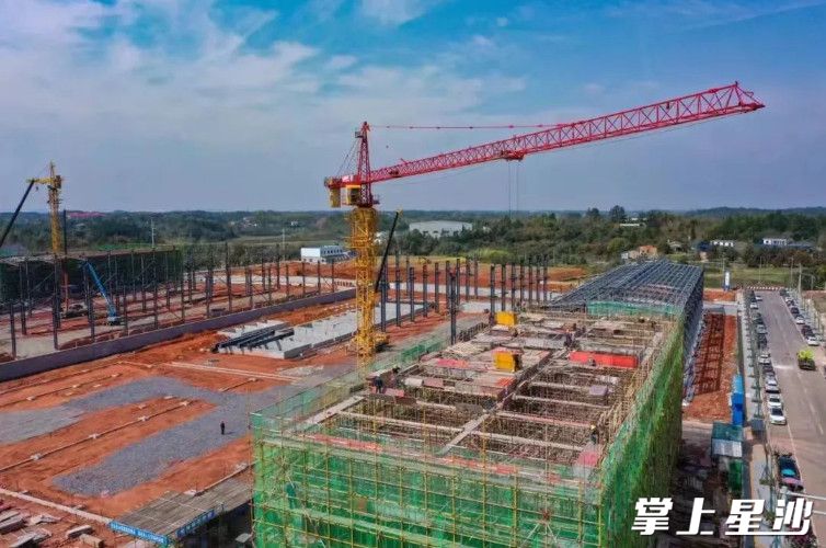 项目建设现场一片火热。长沙自贸临空区供图