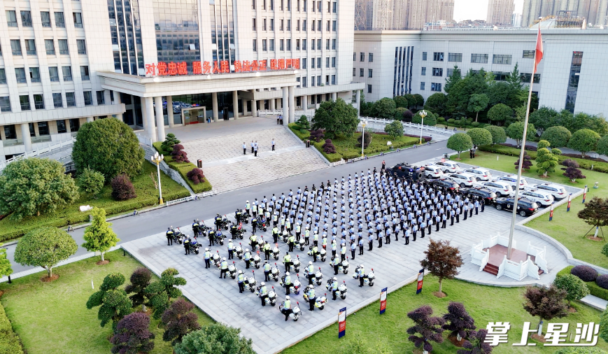 6日晚，长沙县公安局院内前坪，随着一声令下，警笛鸣响，300余名参战警力迅速奔赴辖区各任务现场。均为盛磊 摄