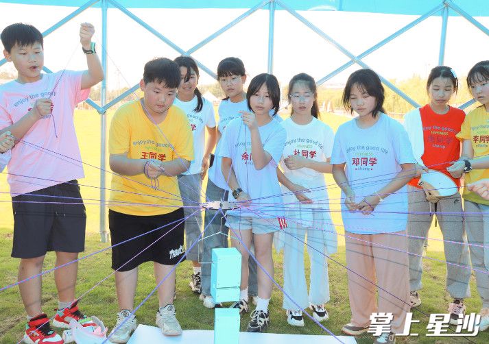 学生们正在进行合力建塔。 福临镇供图 学生们正在进行合力建塔。 福临镇供图