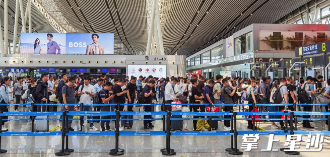 图为暑运期间，长沙机场迎来客流高峰。 均为长沙机场供图