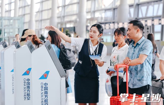 图为暑运期间，包括南航在内的多家航司为旅客提供各种优质服务，保障旅客出行。