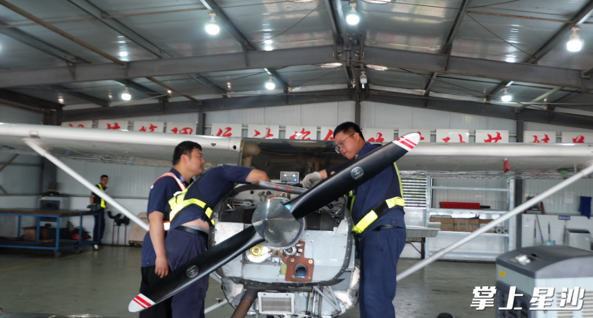 基地内，工作人员对飞机进行定期保养。均为李丹 摄