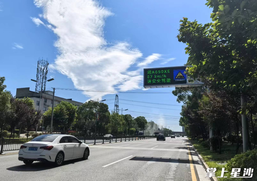 车路协同系统电子显示屏提醒驾驶员减速慢行。均为谭晓波 摄