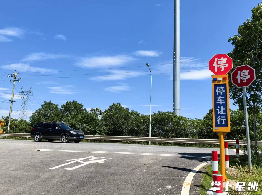 在道路交叉口盲区，车路协同系统提醒右侧来车，赋予车主“上帝视角”。