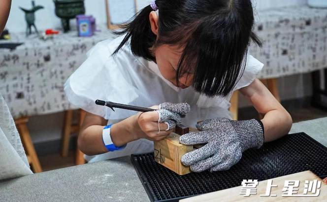 孩子们亲自动手参与传统手工艺品制作。