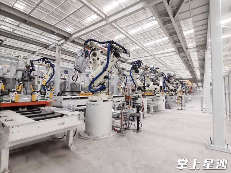 图为湖南同冈科技发展有限责任公司研发的工业机器人自动化生产线产品
