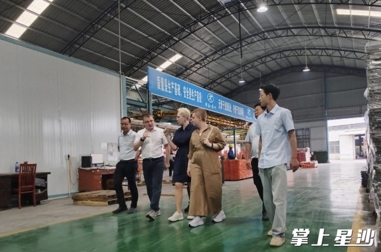 俄罗斯客商走进湖南同心智能仓储装备有限责任公司，与公司负责人就海外业务扩展进行洽谈。