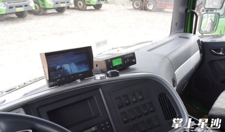纯电动智慧环保渣土车驾驶室内可查看360度电子后视镜,帮助驾驶员排除驾驶盲区。宋达成 摄 纯电动智慧环保渣土车驾驶室内可查看360度电子后视镜,帮助驾驶员排除驾驶盲区。宋达成 摄